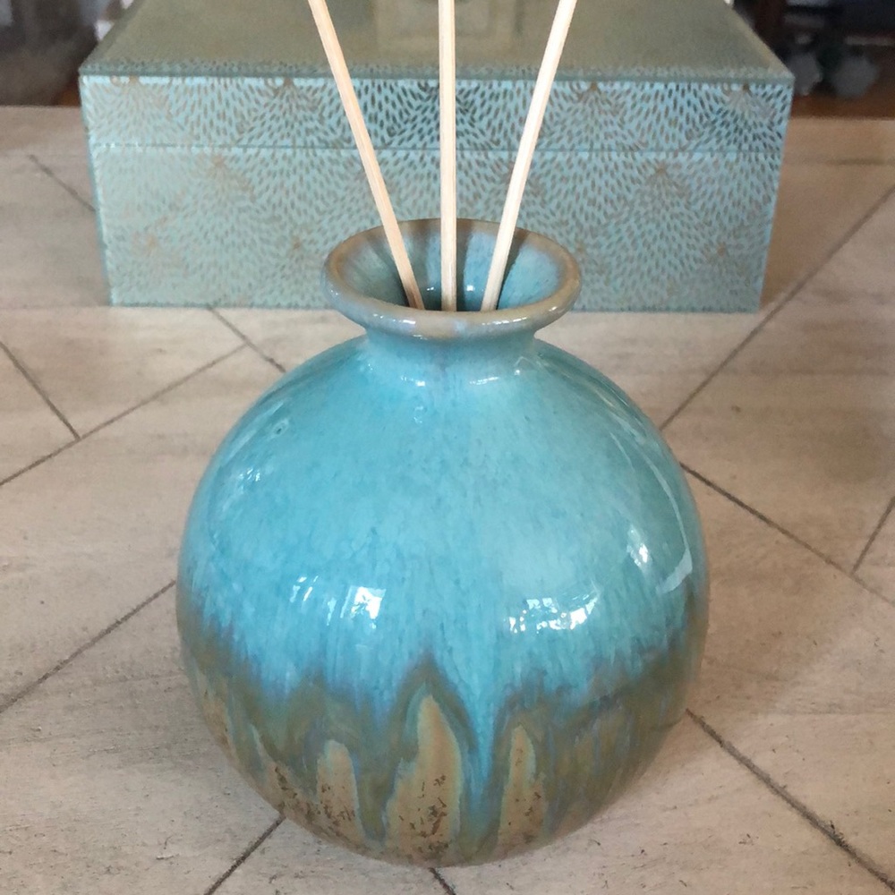 Porcelain Reed Diffuser With Ocean Blue Hues